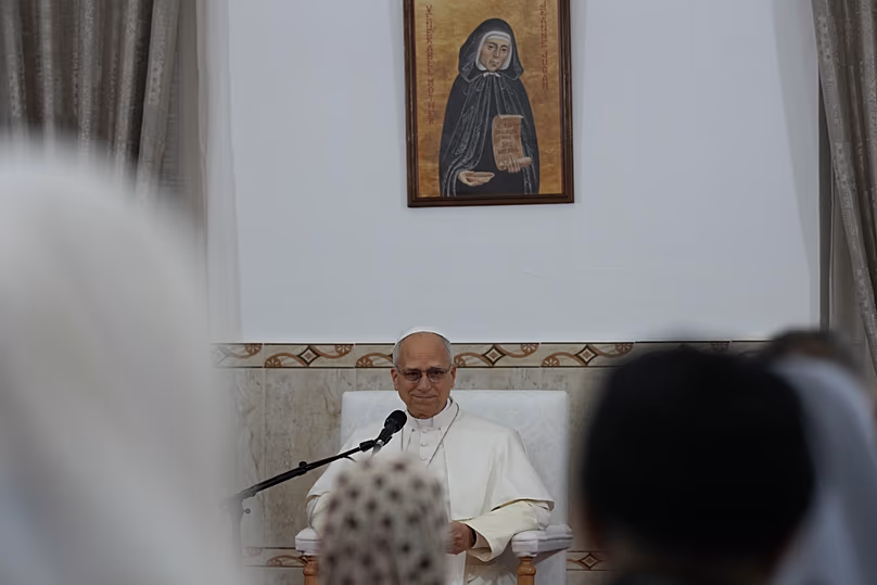 Le pape Léon XIV visite la maison de retraite des Petites Sœurs des Pauvres à Annaba, le 14 avril 2026