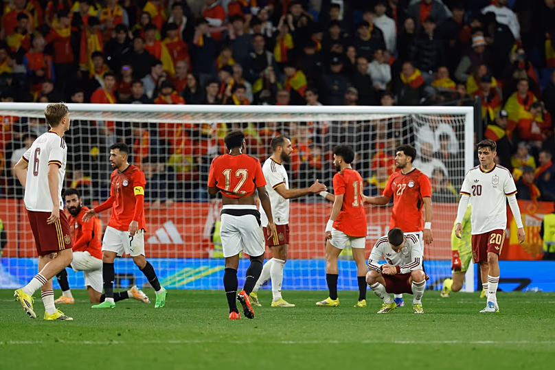 Les joueurs espagnols et égyptiens réagissent à la fin du match amical international à Barcelone, le 31 mars 2026.