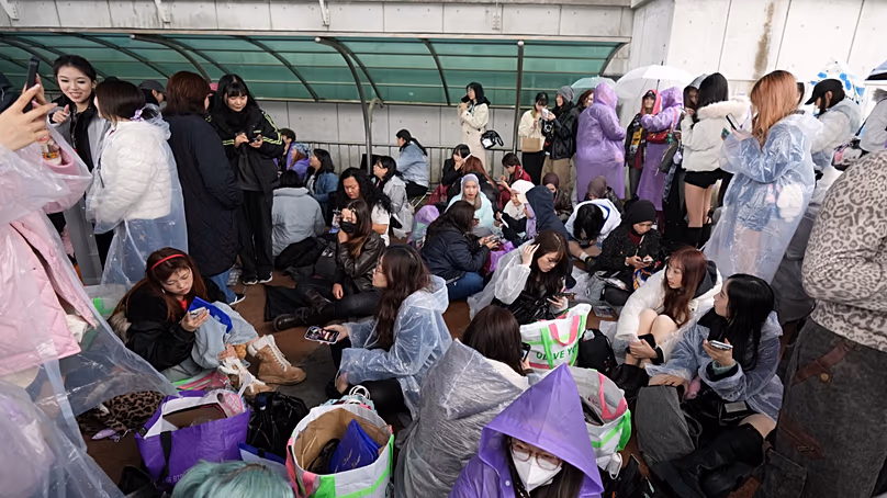 Les fans du groupe de K-pop BTS attendent la tournée mondiale BTS Arirang devant la salle à Goyang, en Corée du Sud, le jeudi 9 avril 2026.
