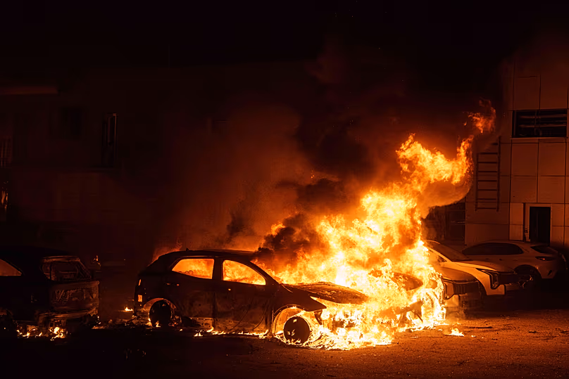 Des voitures brûlent après une frappe russe à Kiev, en Ukraine, le jeudi 16 avril 2026.