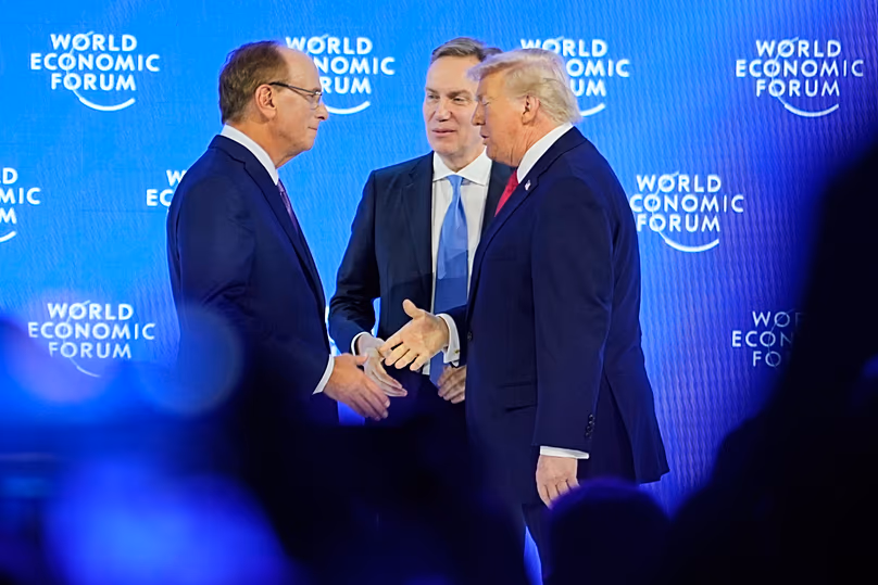 Larry Fink, PDG de BlackRock, présente le président américain Donald Trump au Forum économique mondial de Davos, en Suisse, en janvier 2026.