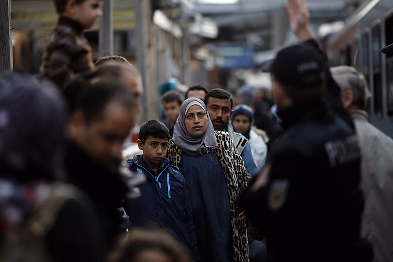Des réfugiés et des migrants, pour la plupart originaires de Syrie, arrivent à la gare de Passau, le 16 septembre 2015.
