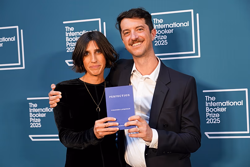 DOSSIER – La traductrice Sophie Hughes (à gauche) et l'auteur de « Perfection » Vincenzo Latronico (à droite) arrivent pour l'International Booker Prize, à Londres, Royaume-Uni, le 20 mai 2025.