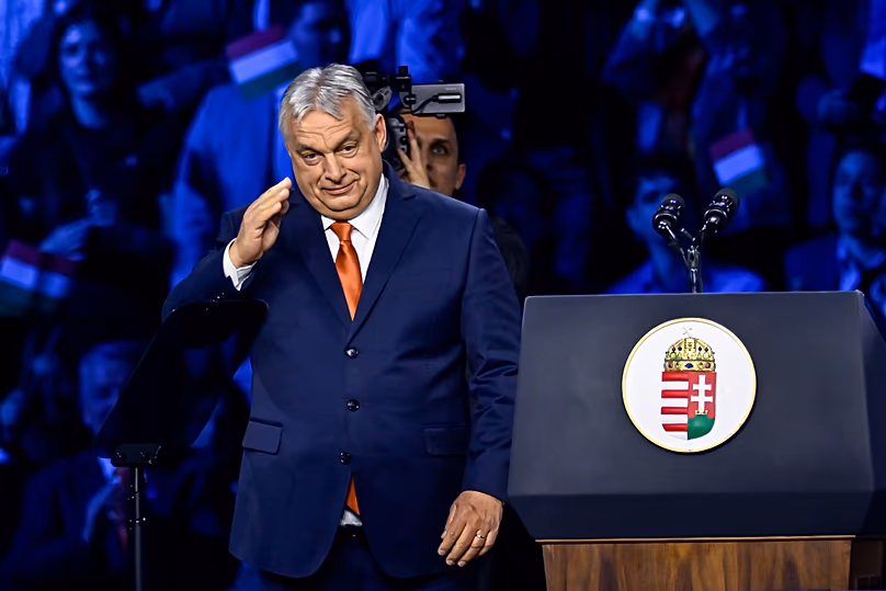 Le Premier ministre hongrois Viktor Orbán salue le public lors d'un rassemblement préélectoral à Budapest, en Hongrie, le 7 avril 2026.