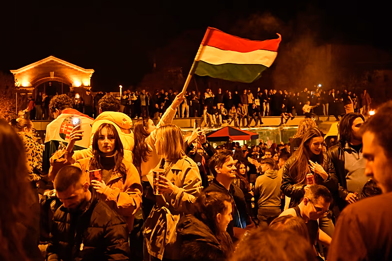 Les jeunes célèbrent après les élections à Budapest, le 13 avril 2026