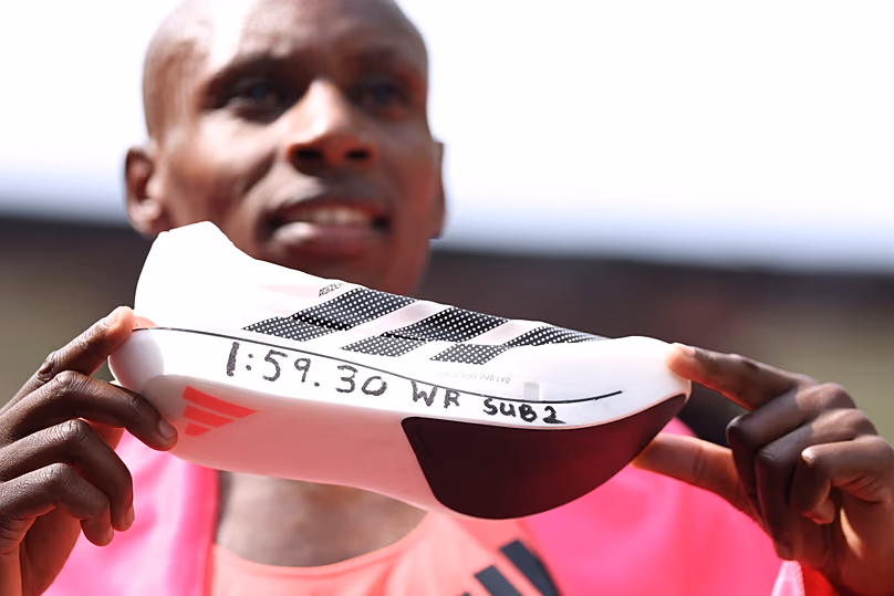 Sawe montrant son temps record au Marathon de Londres 2026, le 26 avril 2026.