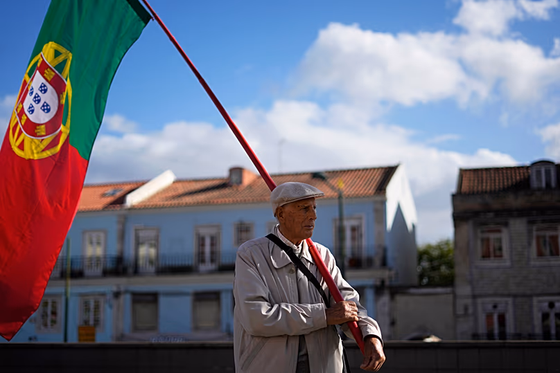 DÉPOSER. Un homme âgé brandit un drapeau portugais lors d'une manifestation syndicale exigeant de meilleurs salaires et de meilleures conditions de travail, octobre 2024