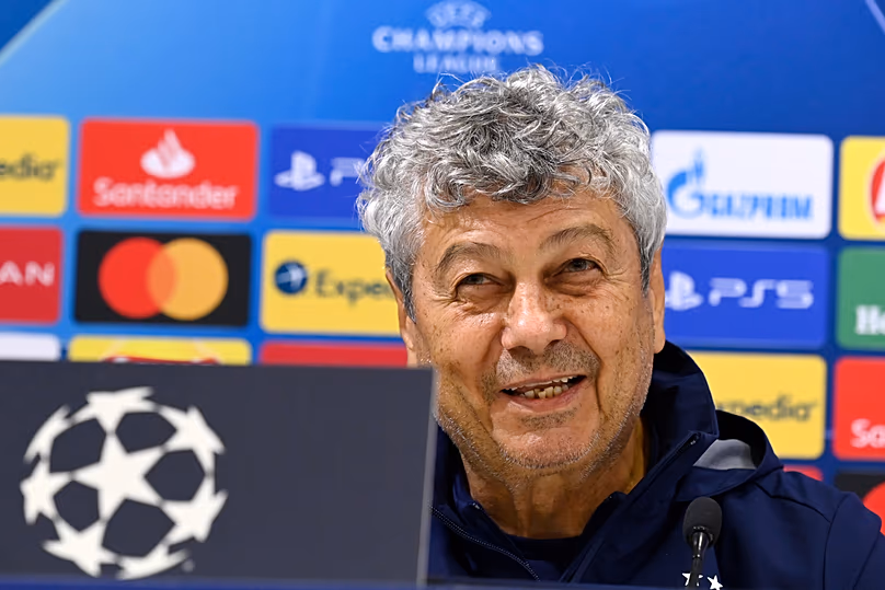 L'entraîneur-chef Mircea Lucescu du Dynamo Kiev assiste à une conférence de presse à la Groupama Arena de Budapest, le 27 octobre 2020.