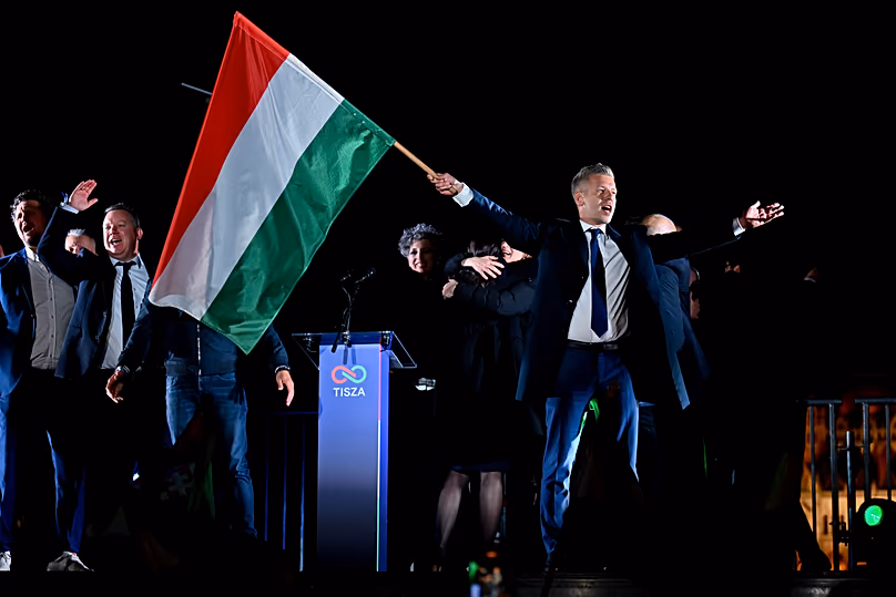 Peter Magyar, chef du parti d'opposition Tisza, brandit le drapeau hongrois à Budapest, en Hongrie. 12 avril 2026