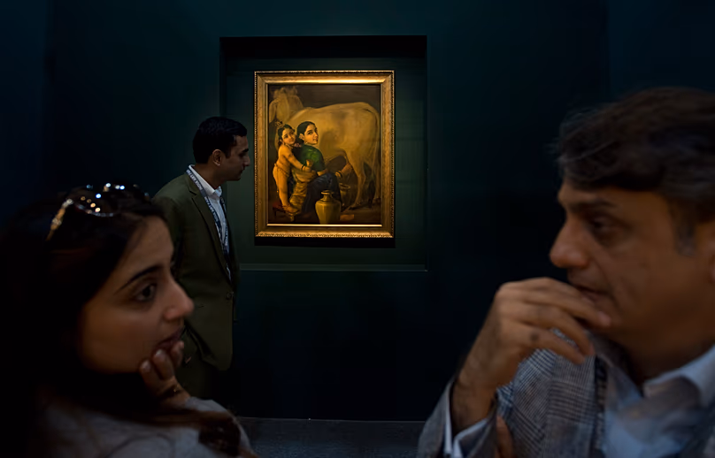 DOSSIER : Des visiteurs se tiennent à côté de Yashoda et Krishna de Raja Ravi Varma à la India Art Fair à New Delhi, en Inde, 2018.