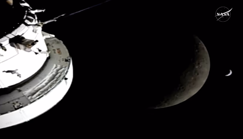 Le vaisseau spatial Orion, la Terre et la Lune sont vus depuis une caméra alors que l'équipage et le vaisseau spatial Artemis II voyagent plus loin dans l'espace, le lundi 6 avril 2026.