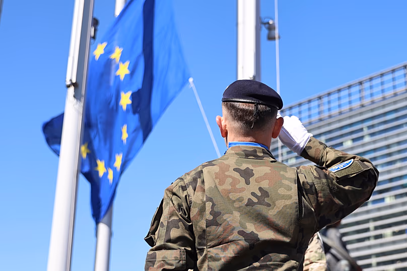 DOSSIER - Un soldat de l'Eurocorps salue le drapeau européen à l'occasion du 80e anniversaire de la fin de la Seconde Guerre mondiale en Europe, le 7 mai 2025, au Parlement européen à Strasbourg, France
