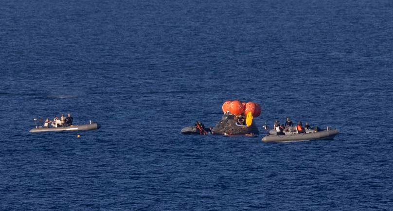Sur cette photo fournie par la NASA, des équipes de récupération travaillent pour sécuriser le vaisseau spatial Orion transportant les membres de l'équipage Artemis II après son amerrissage dans l'océan Pacifique au large de Cali.