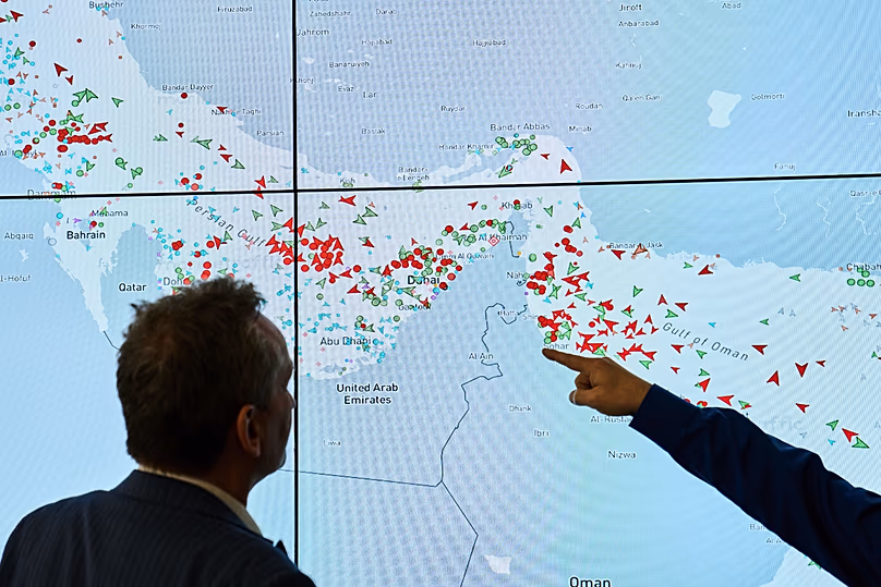 Des employés de Hapag-Lloyd surveillent l'état des cargos dans le détroit d'Ormuz sur un écran à Hambourg, le 15 avril 2026.