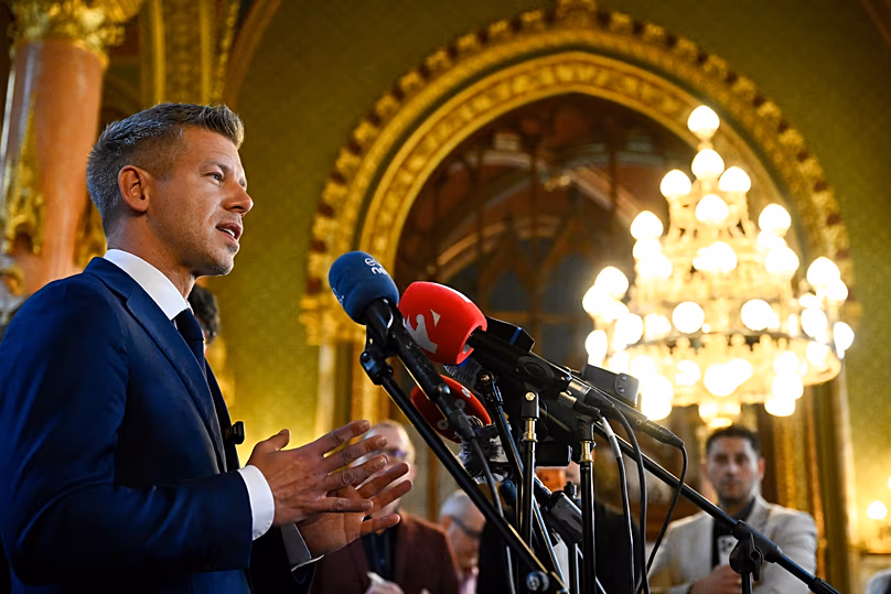 Le Premier ministre élu Peter Magyar s'adresse aux médias à Budapest, le 17 avril 2026