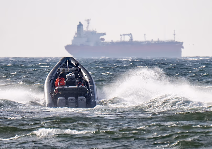Le groupe de travail national (NI) de la police suédoise et les garde-côtes en route vers le pétrolier Sea Owl I déjà arraisonné à l'extérieur de Trelleborg, le 13 mars 2026.
