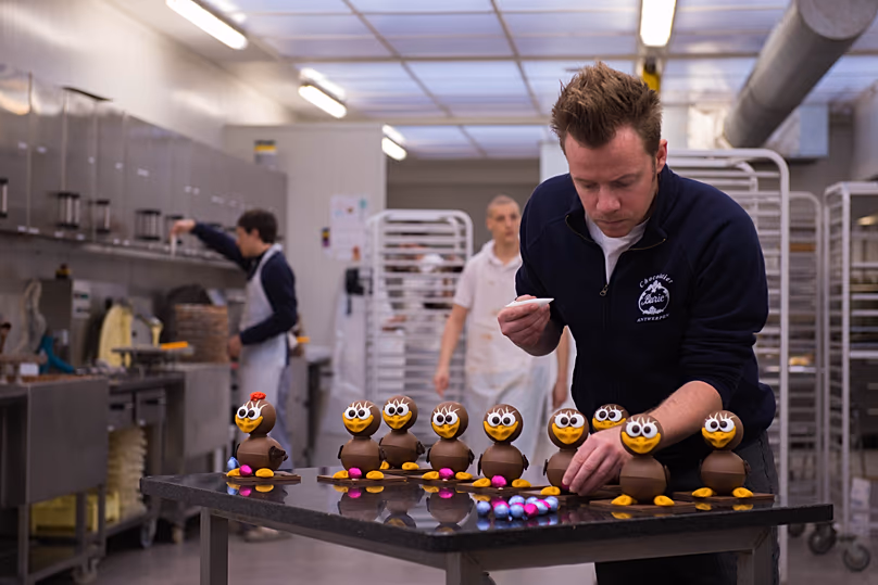 DÉPOSER. Poussins de Pâques en préparation chez Burie Chocolatier à Anvers, Belgique, avril 2012