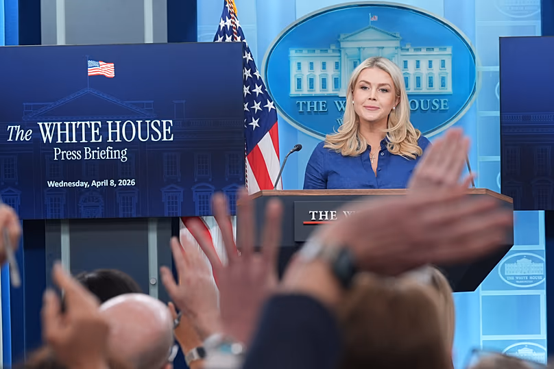 Karoline Leavitt, attachée de presse de la Maison Blanche, s'entretient avec des journalistes dans la salle de conférence de presse James Brady à la Maison Blanche, le 8 avril 2026.
