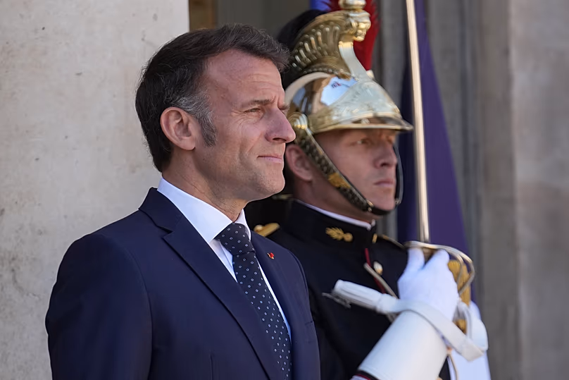 Le président français Emmanuel Macron attend d'accueillir le président ghanéen John Dramani Mahama avant une réunion à l'Elysée, Paris, France, avril 2026.