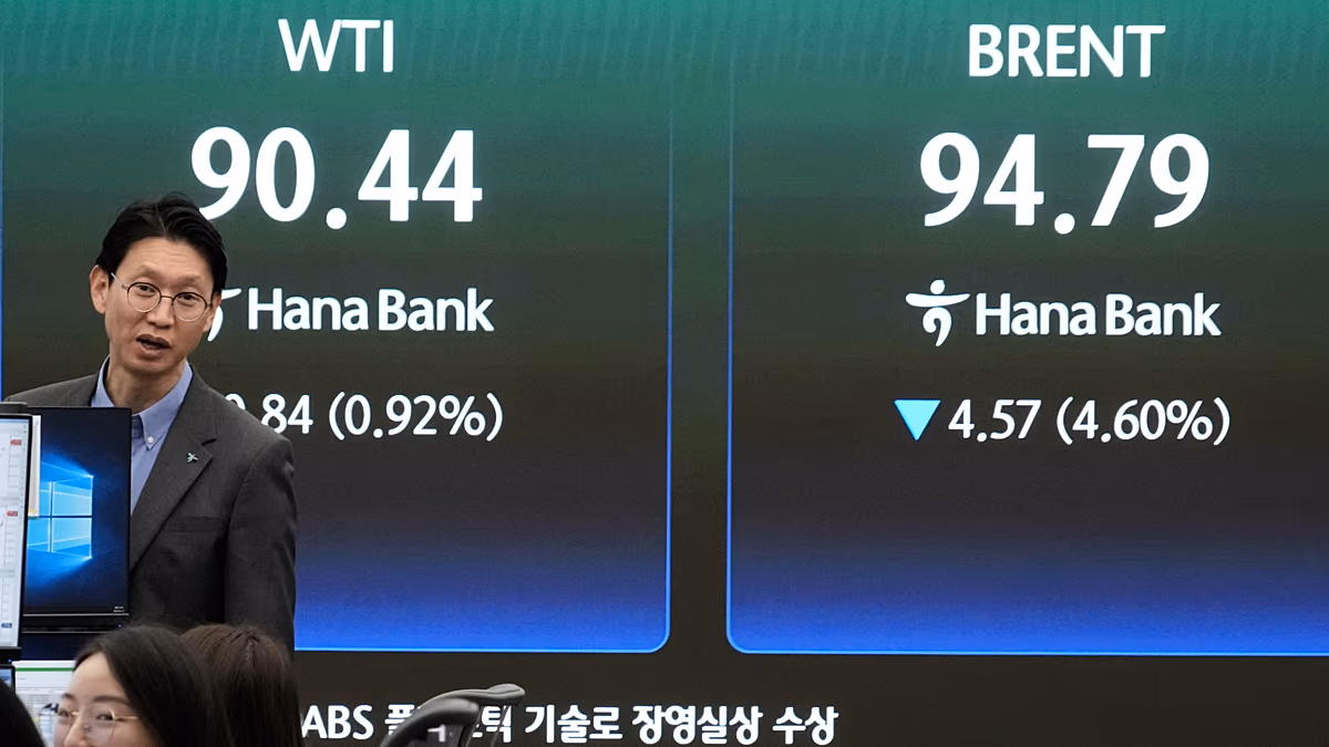 Les prix du pétrole chutent alors que les espoirs renouvelés de pourparlers de paix alimentent un rallye boursier
