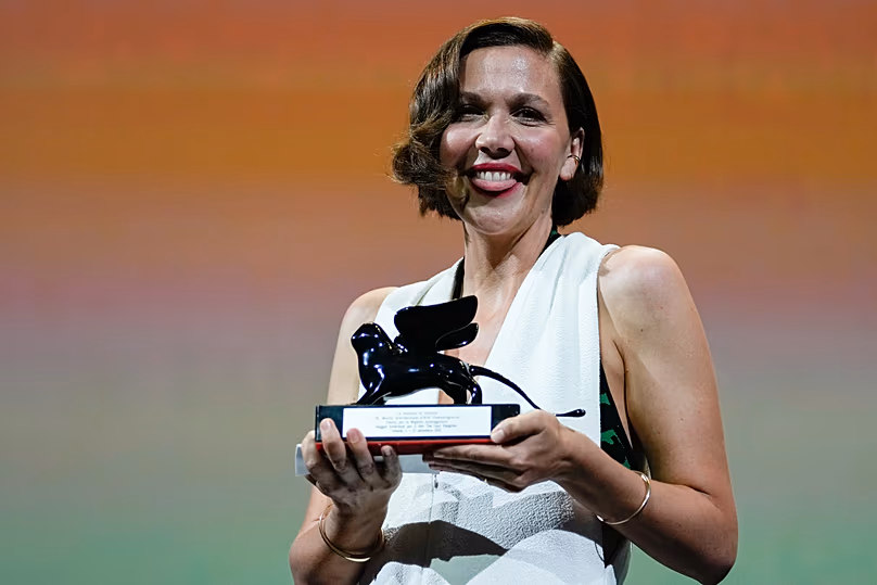 Maggie Gyllenhaal avec son lion du Meilleur Scénario à Venise - 2021