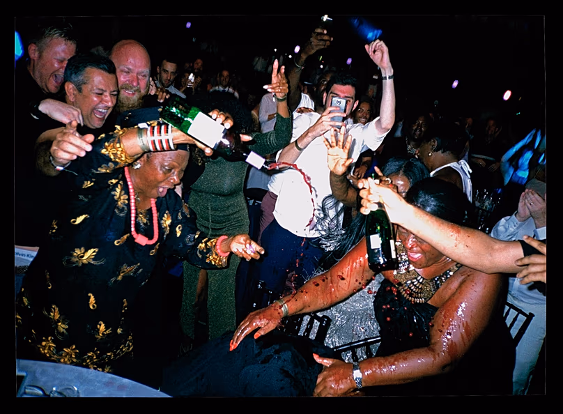 Laura 'Hyperfrank' Brosnan, Showered with joy, 2016 - de l'exposition 'The Music Is Black' au V&A East de Londres.