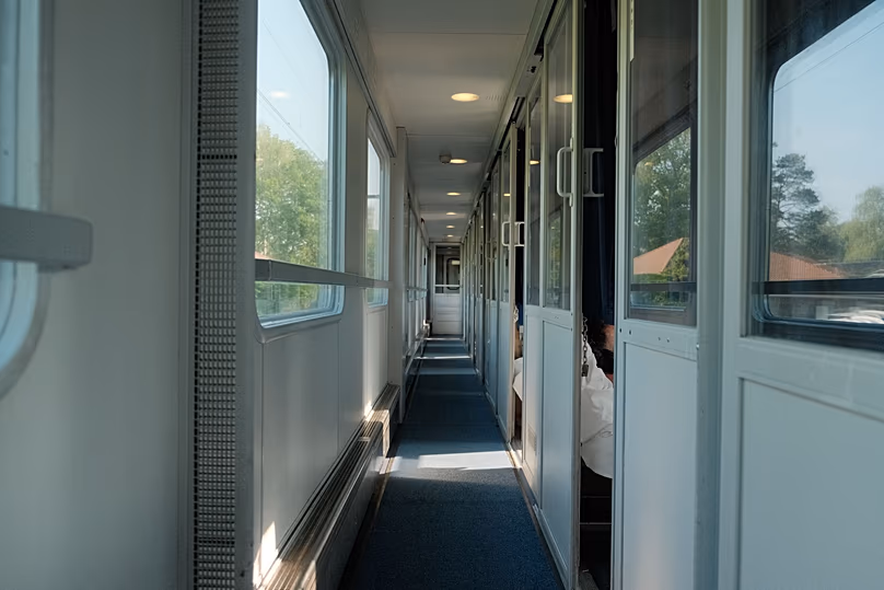 Les couloirs des trains-couchettes européens sont serrés
