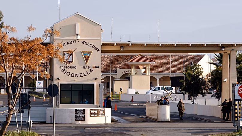 Une vue de l'entrée de la base aérienne de l'OTAN à Sigonella. (Photo AP/Andrew Medichini)