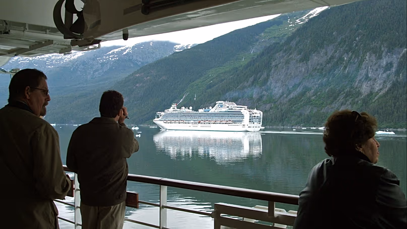 Un bateau de croisière navigue dans le fjord de Tracy Arm en Alaska