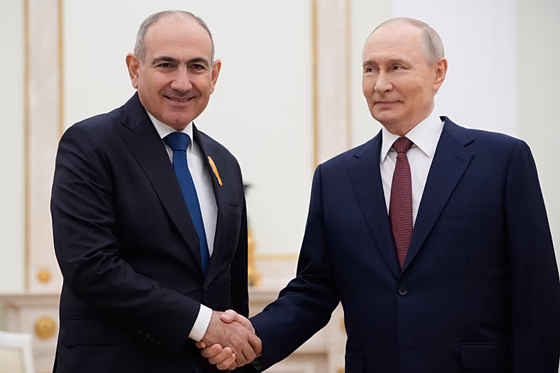 Le président russe Vladimir Poutine, à droite, et le Premier ministre arménien Nikol Pashinyan se serrent la main lors de leur rencontre au Kremlin à Moscou, le mercredi 1er avril 2026.