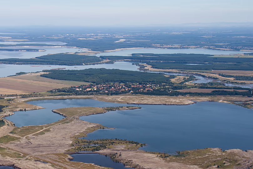 Une ancienne zone d'extraction de lignite se transforme progressivement en région de vacances.