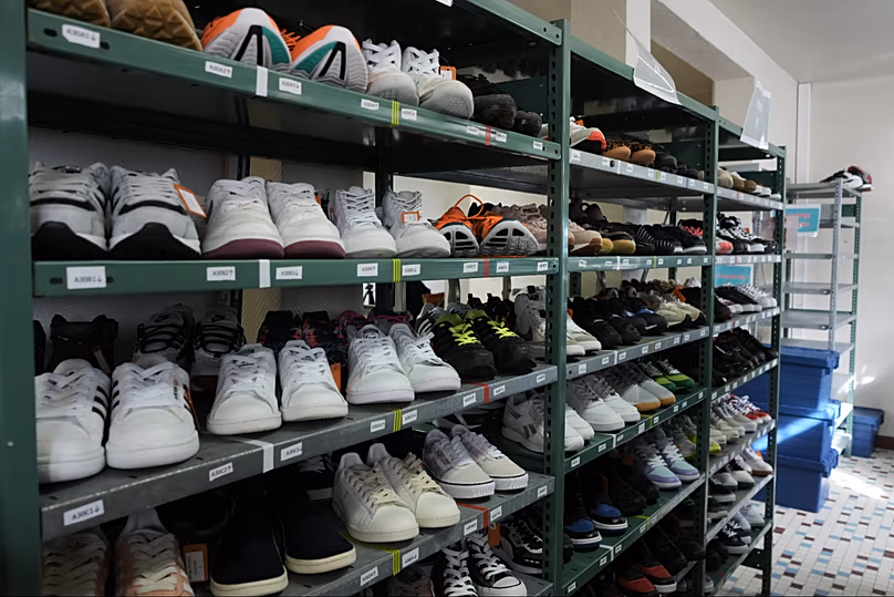 DOSSIER : Des chaussures de sport usagées sont stockées dans une pièce de SneakCoeurZ, une entreprise à but non lucratif recyclant des baskets usagées en France, le 25 mars 2026.