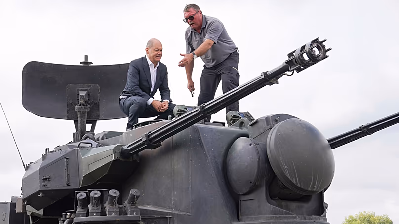 Jürgen Schoch, responsable de la formation chez Krauss-Maffei, avec le chancelier fédéral de l'époque Olaf Scholz, le 25 août 2022