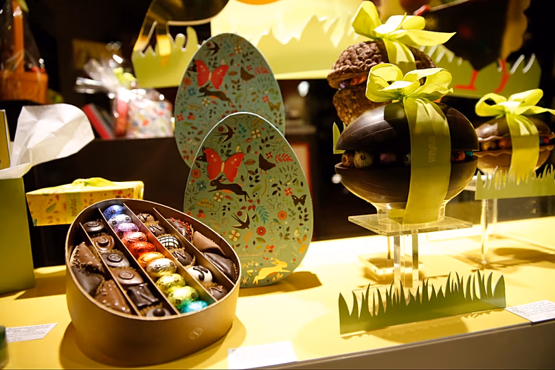 DOSSIER : Œufs de Pâques en chocolat exposés dans un magasin près de la Commission européenne à Bruxelles.
