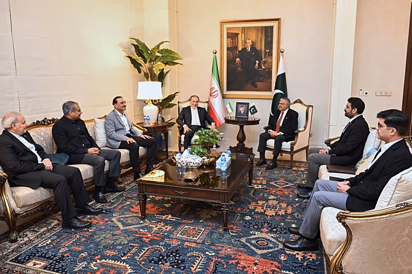 Le ministre iranien des Affaires étrangères Abbas Araghchi rencontre des responsables pakistanais à Islamabad à son arrivée le vendredi 24 avril 2026.
