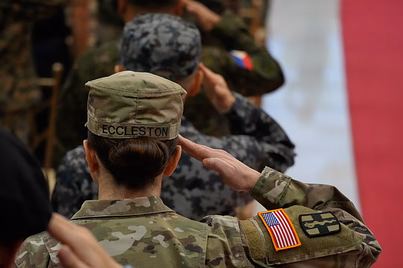 Un soldat américain salue lors des cérémonies d'ouverture d'un exercice militaire conjoint à Quezon, le 20 avril 2026.