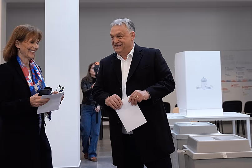 Le Premier ministre hongrois Viktor Orban, à droite, et son épouse Aniko Levai se préparent à voter dans un bureau de vote à Budapest, en Hongrie, le dimanche 12 avril 2026. (AP Phot