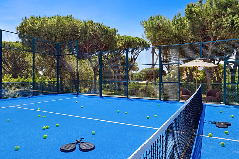 Les terrains de padel du Pine Cliffs Resort au Portugal