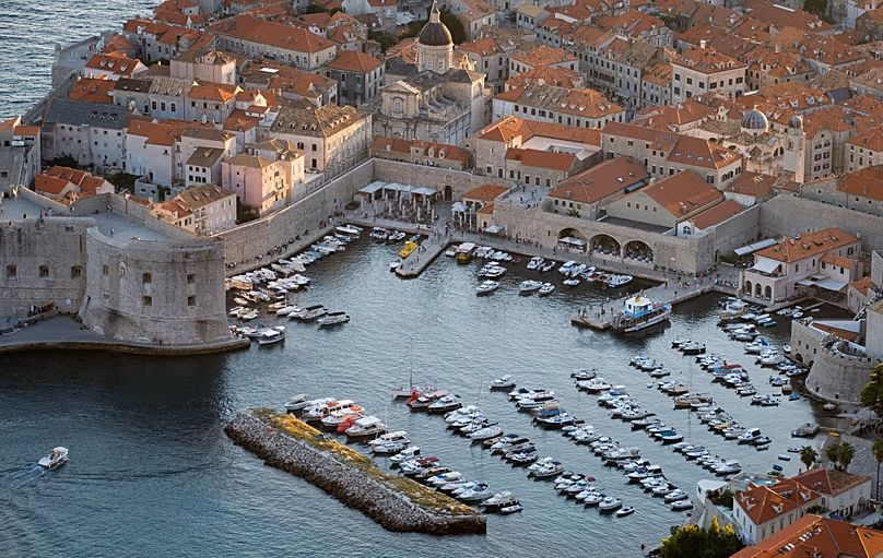 Port de la vieille ville de Dubrovnik, en Croatie, depuis une colline au-dessus de la ville