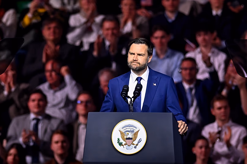 Le vice-président américain JD Vance s'exprime lors d'un rassemblement pré-électoral à Budapest, en Hongrie, le mardi 7 avril 2026.