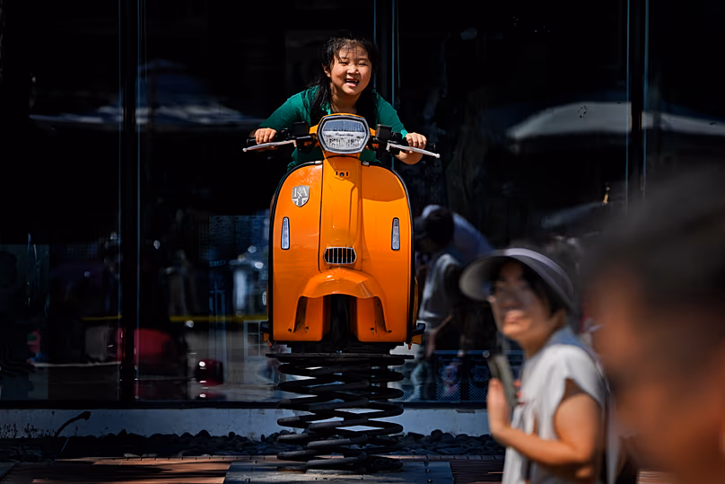 Enfant sur Vespa dans un magasin à Pékin