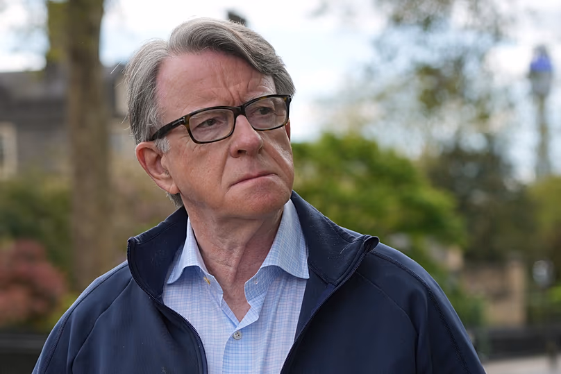 Peter Mandelson devant son domicile à Londres, le 20 avril 2026