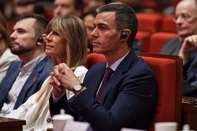 Le Premier ministre espagnol Pedro Sánchez et son épouse Begoña Gómez à l'Université Tsinghua de Pékin, le 13 avril 2026.