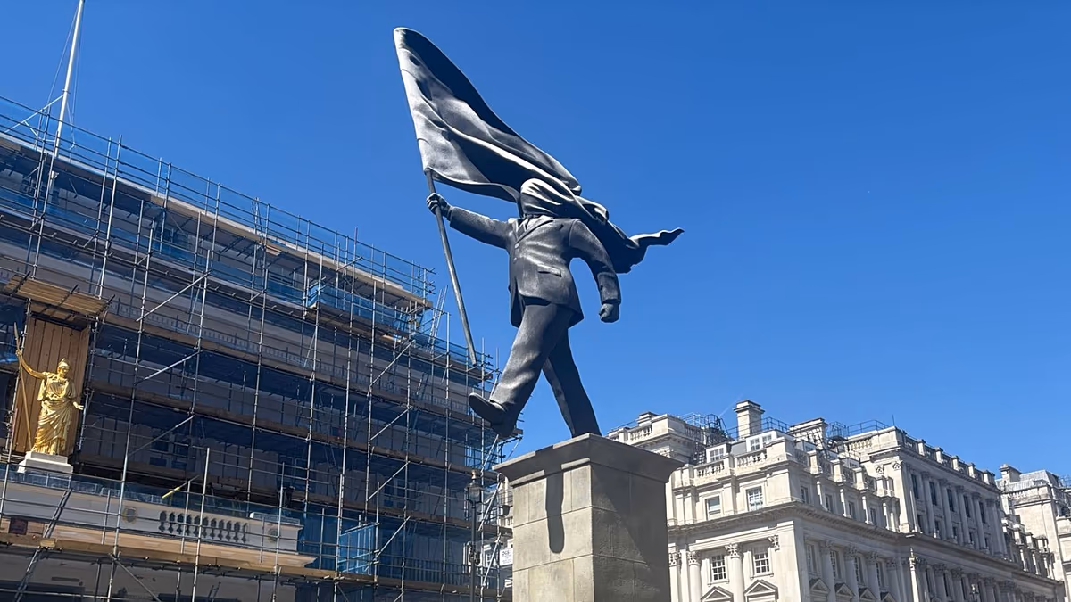 Aveuglé par le drapeau : Banksy confirme que la nouvelle statue à Londres est son œuvre