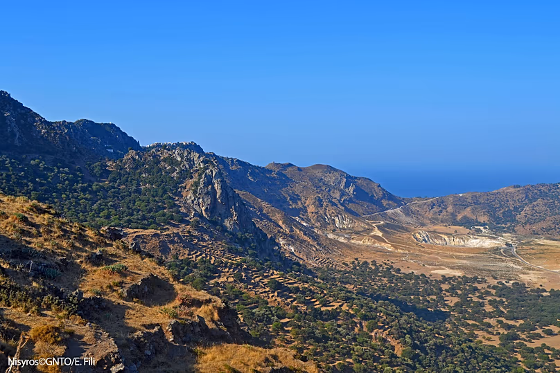 Nisyros a été formée par des éruptions volcaniques au cours des 150 000 dernières années.