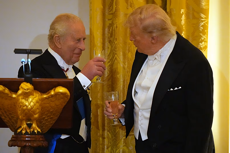Le roi Charles III de Grande-Bretagne porte un toast avec le président Donald Trump lors d'un dîner d'État dans la salle Est du dîner d'État de la Maison Blanche, le mardi 28 avril 2026, à Washington.