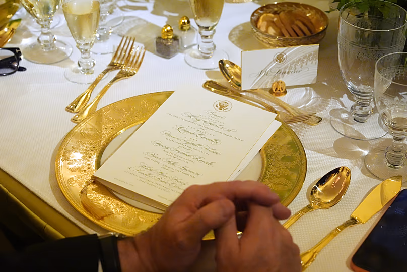 Le roi Charles III de Grande-Bretagne s'exprime lors d'un dîner d'État dans la salle est du dîner d'État de la Maison Blanche, le mardi 28 avril 2026, à Washington.