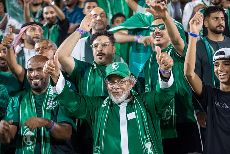 Les supporters saoudiens applaudissent lors de la Coupe du Monde U-17 de la FIFA à Doha, au Qatar.