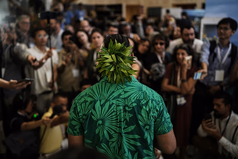 Joseph Sikulu, un activiste de Tuvalu, s'exprime lors d'une conférence visant à abandonner les combustibles fossiles, le mercredi 29 avril 2026, à Santa Marta, en Colombie.