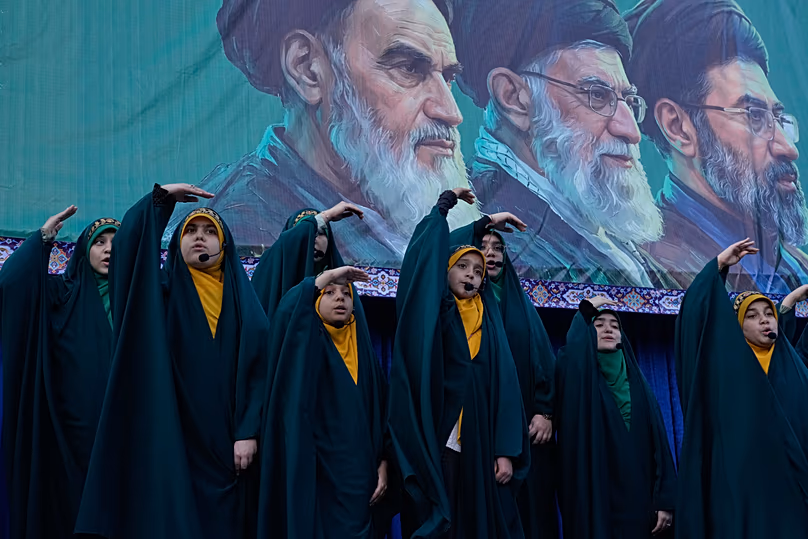Des filles iraniennes chantent lors d'un rassemblement organisé par l'État à Téhéran, le 29 avril 2026.